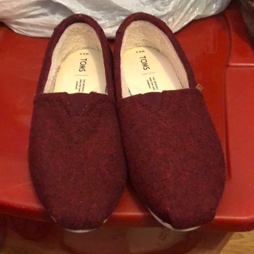 Toms size 9.5W wine colored Almost new